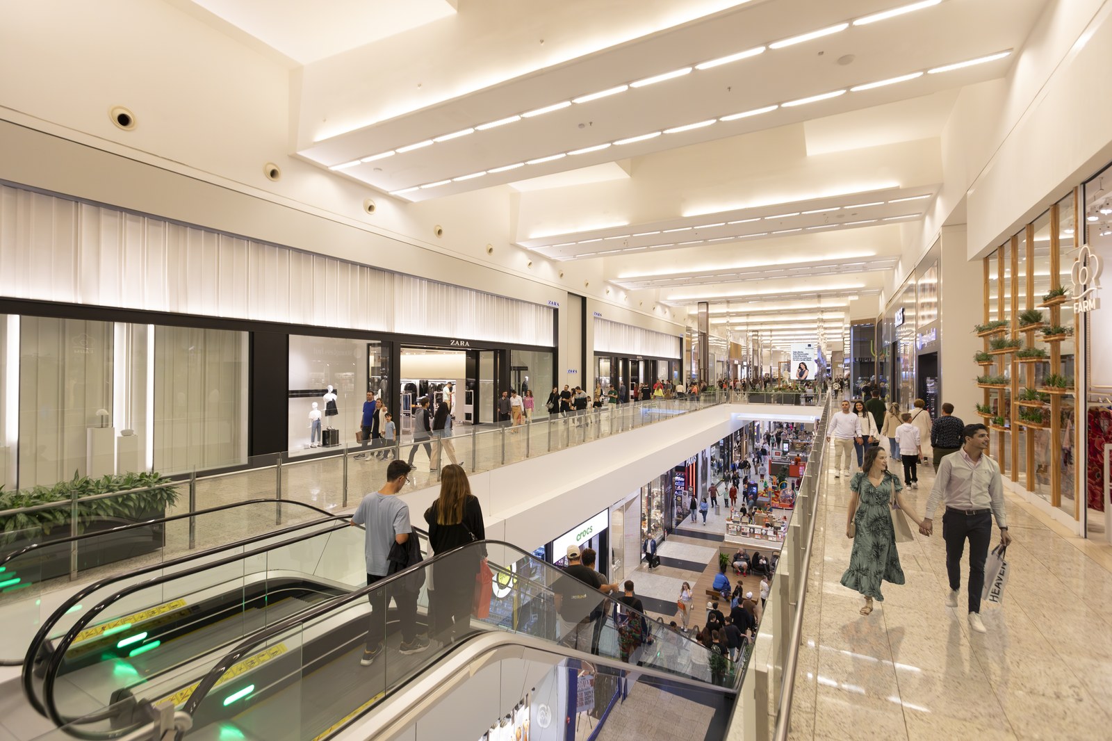 Balneário Camboriú Shopping — escadas, três andares