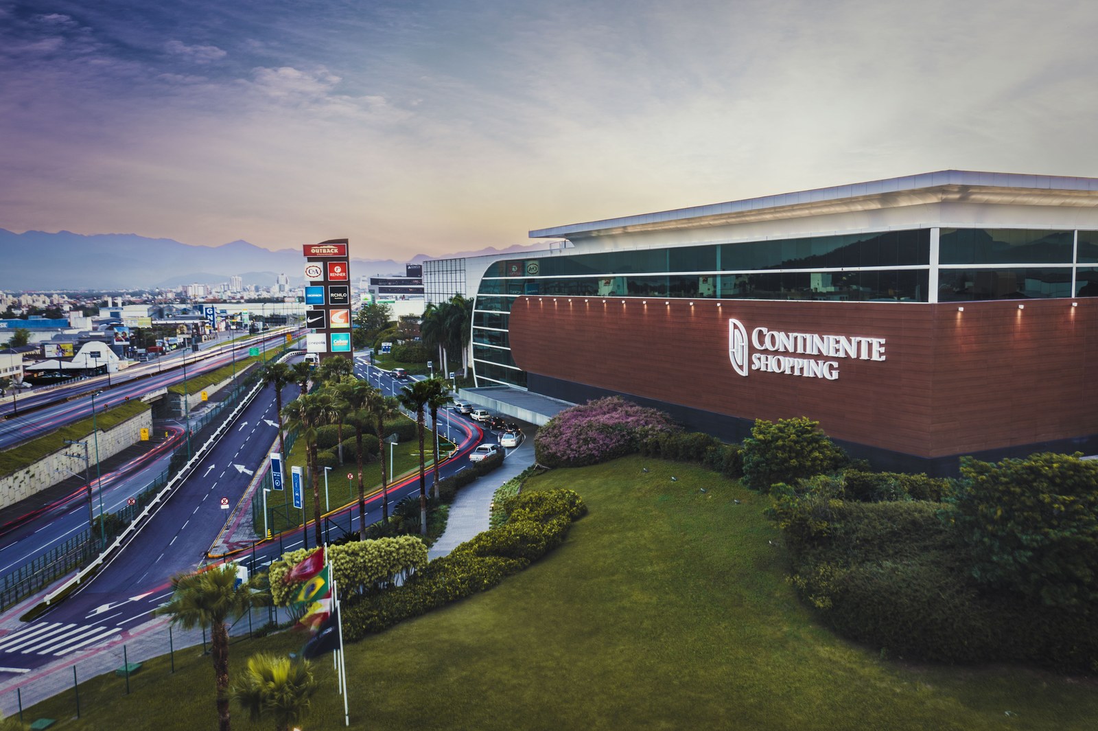Continente Shopping ao entardecer