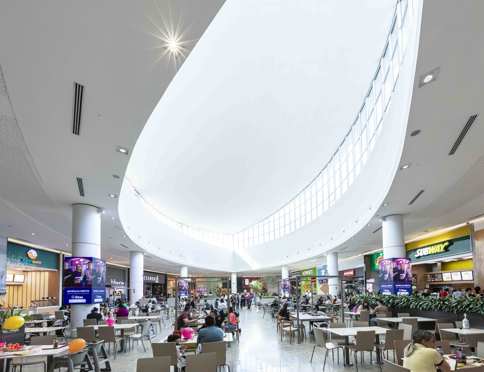 Garten Shopping — praça com óculo de luz