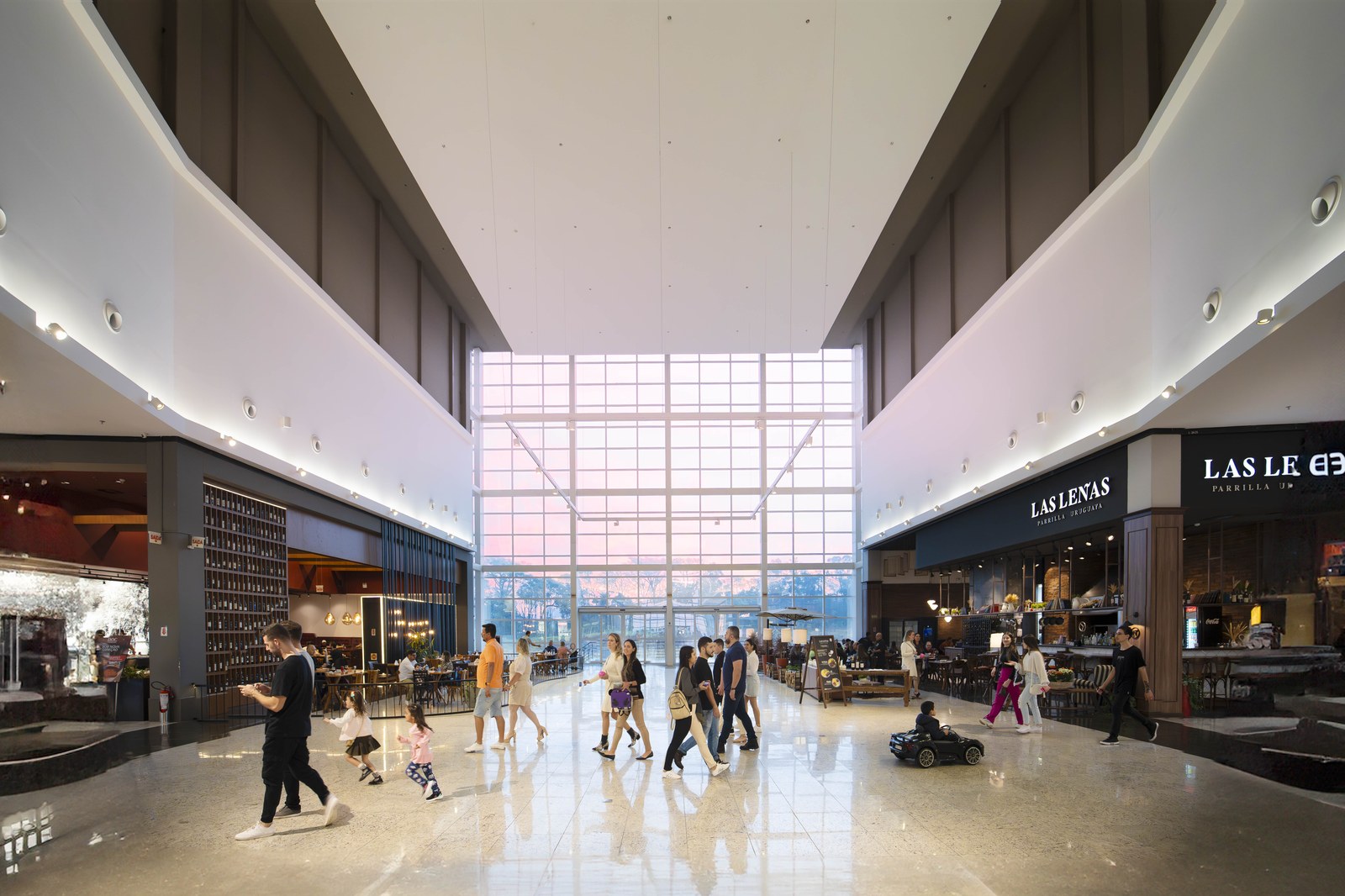 Nações Shopping — praça Las Lenas ao entardecer