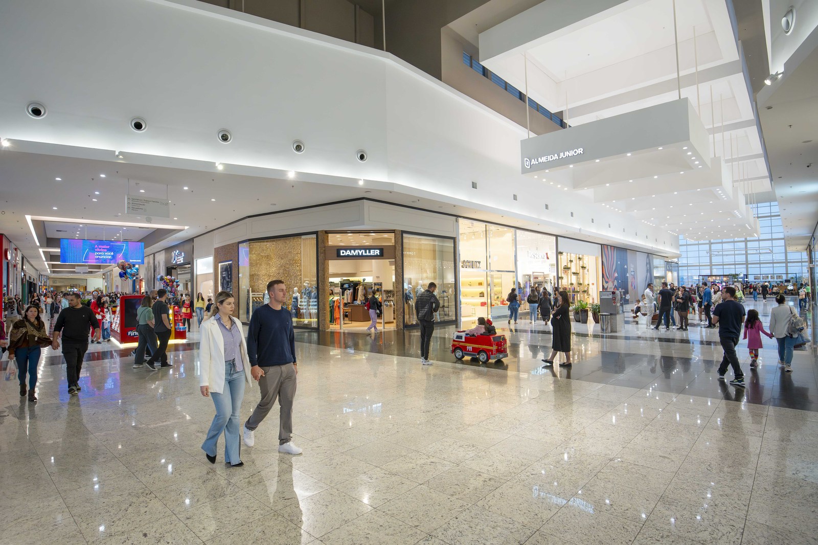 Nações Shopping — corredor Damyller