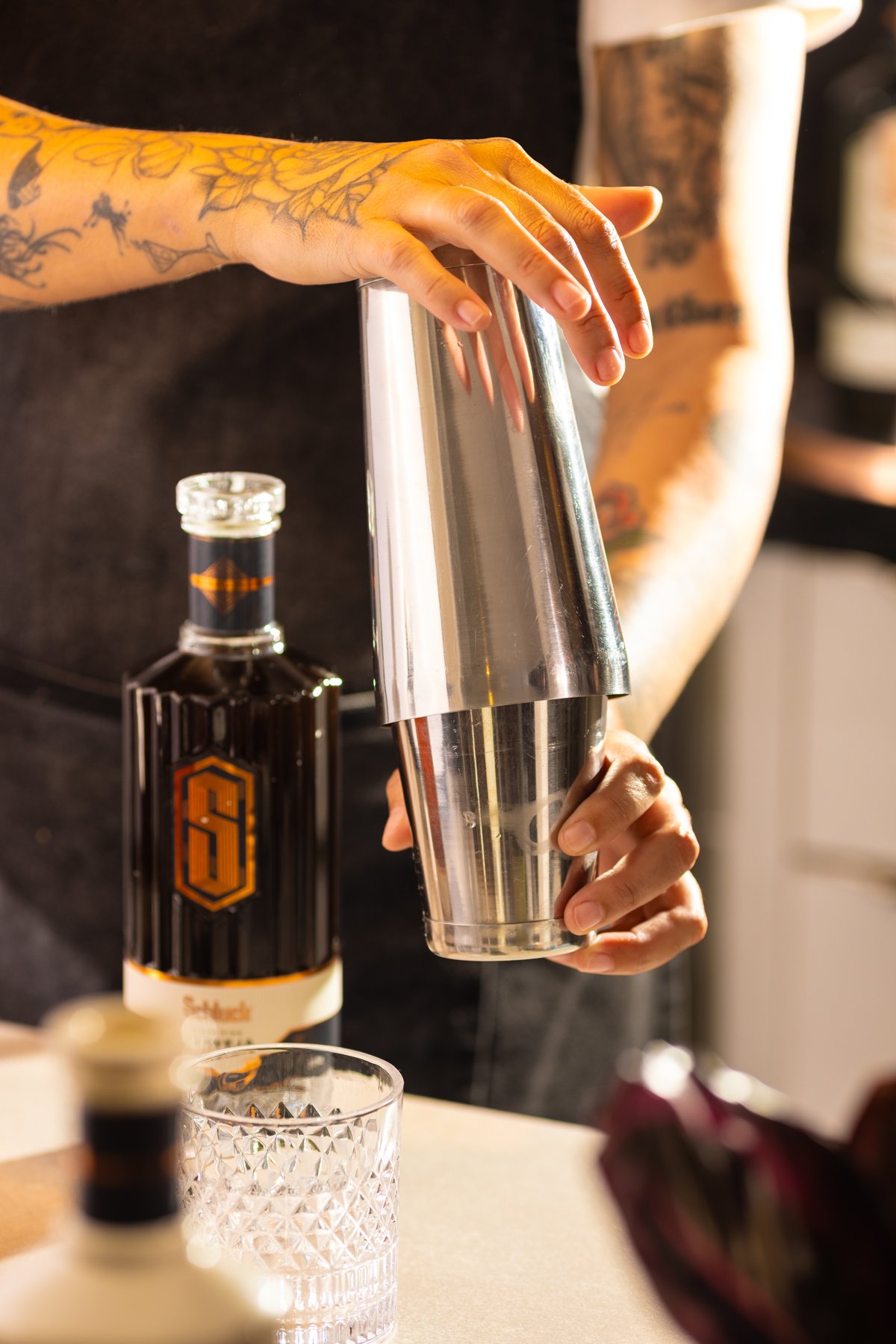 Produção still Schluck — luz e reflexo no vidro