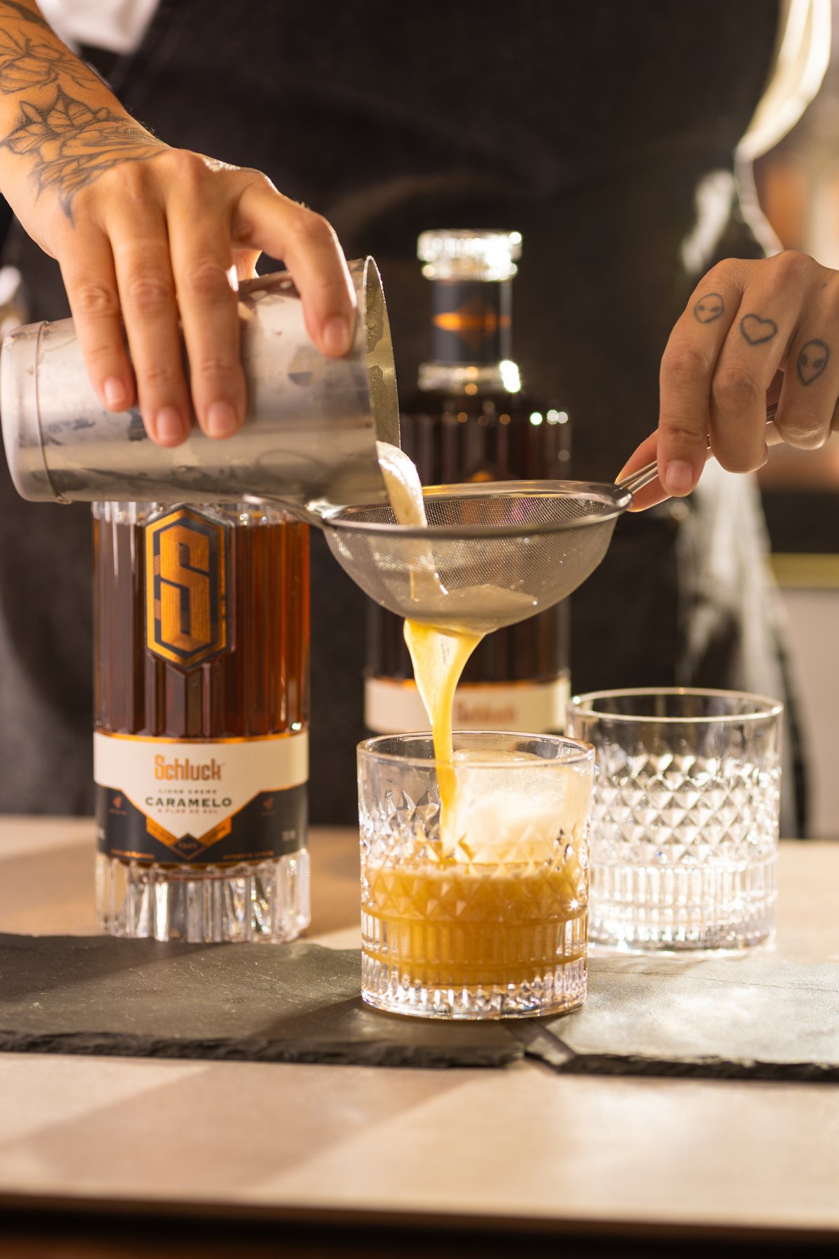 Produção still Schluck — servir com precisão