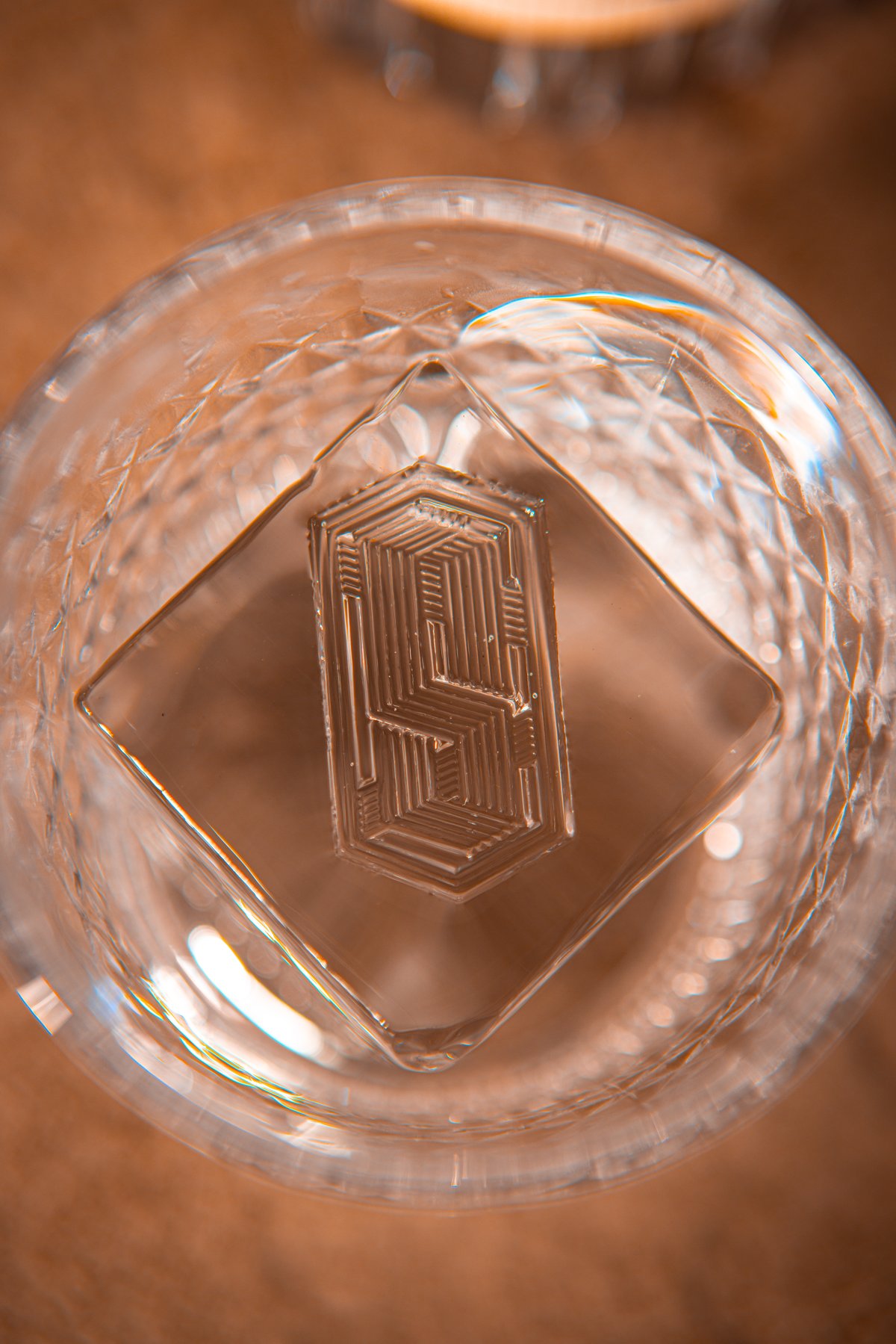 Produção still Schluck — detalhe macro do copo gravado